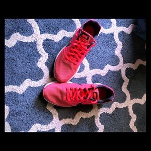 Women Nike tennis shoes